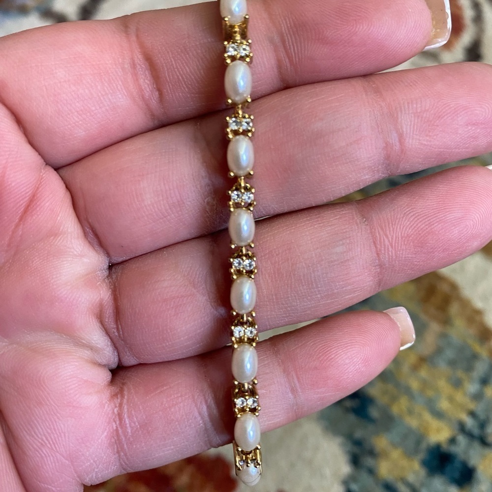 Vintage AVON Pearl Crystal Bracelet - Picture 5 of 5
